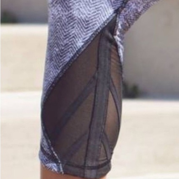 Lululemon Essential Rhythm Crop Full-On Luxtreme Diffusion White Black Size 6 - Picture 2 of 12